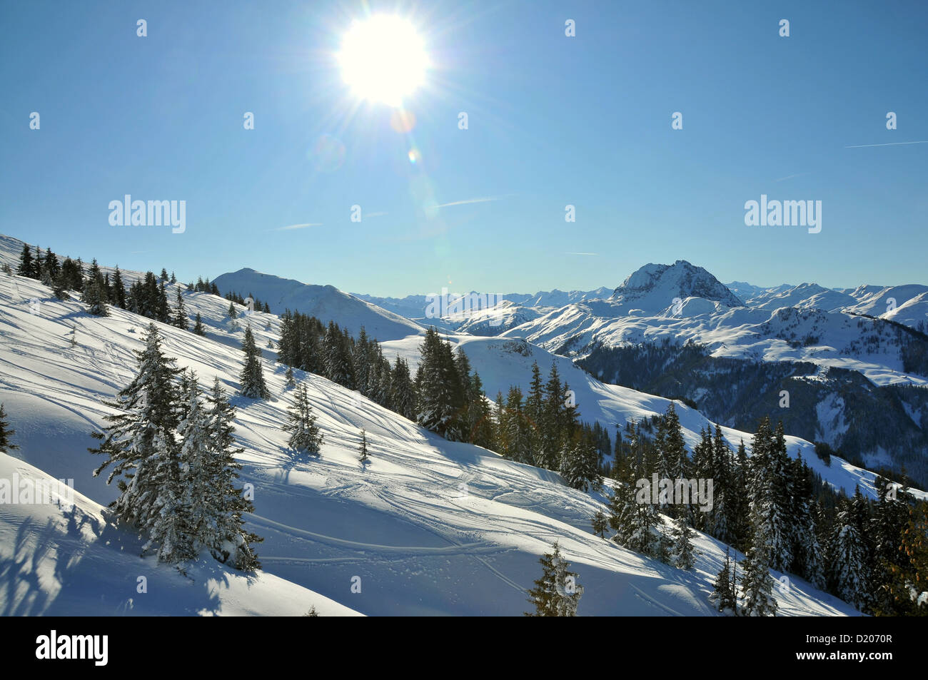 Montagna innevata lato a ski area Pengelstein la luce del sole in inverno, in Alto Adige, Austria e Europa Foto Stock