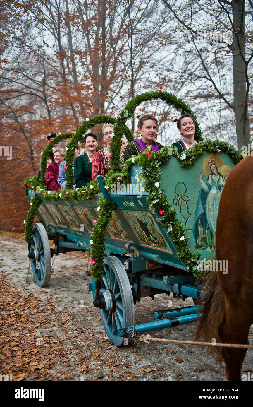 Donne che indossano abiti tradizionali durante la processione Leonhardi, Bad Toelz, Alta Baviera, Baviera, Germania Foto Stock