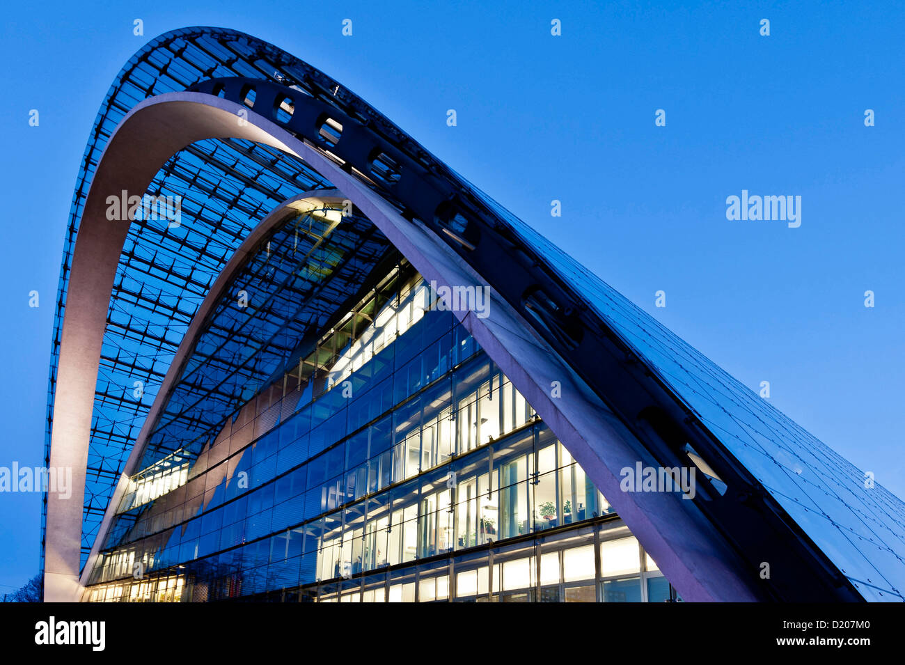 Architettura moderna, Berliner Bogen di notte, Amburgo, Germania Foto Stock