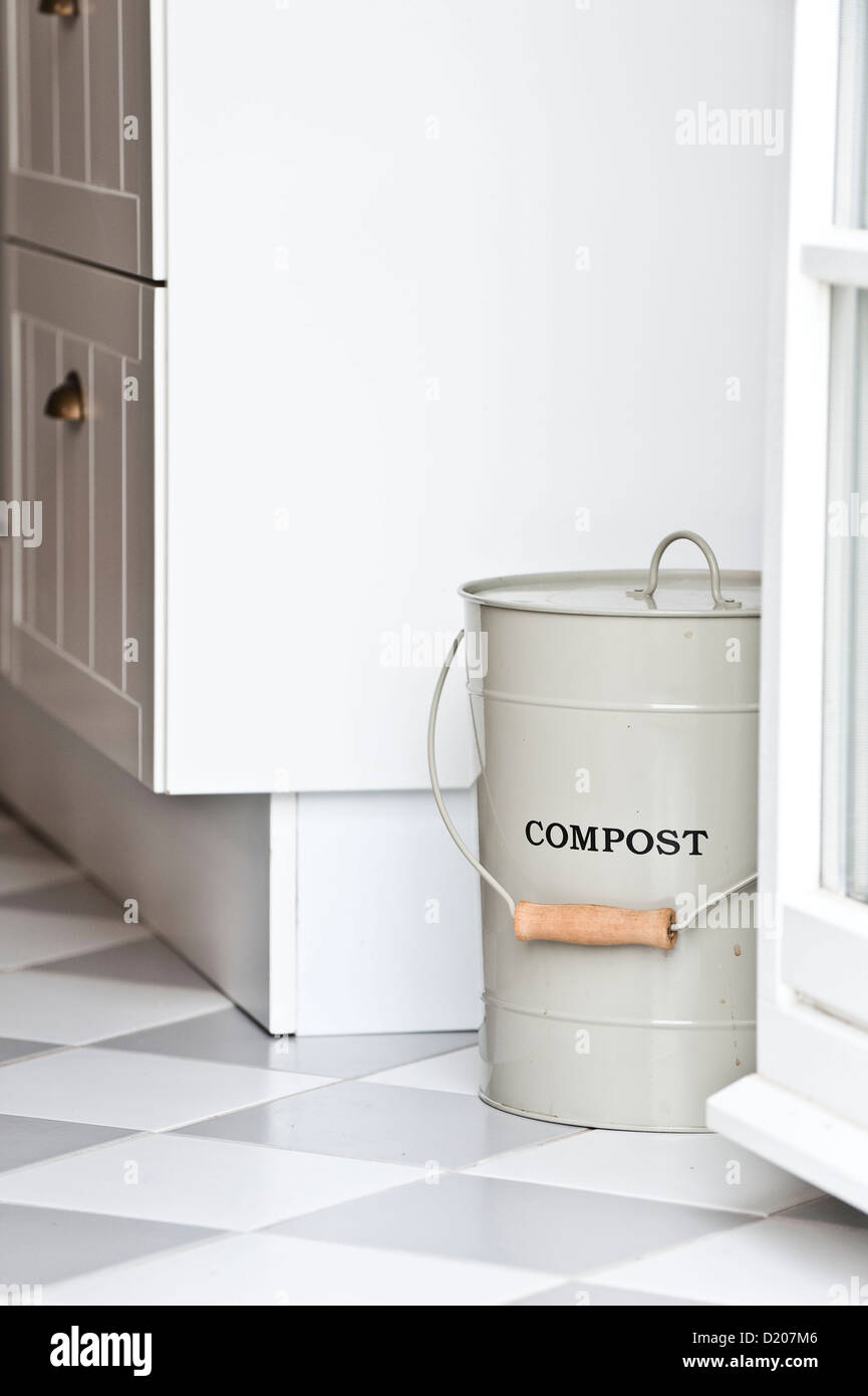 Cucina con il compost bin, casa arredata in stile country, Amburgo, Germania Foto Stock