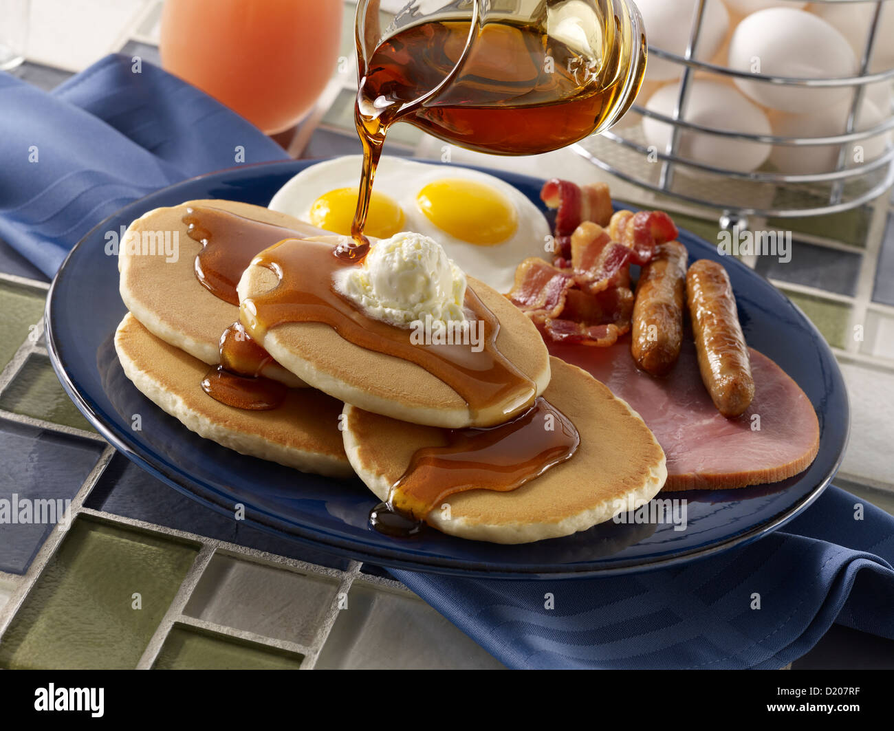 Latticello pancake con sciroppo d'acero Pour Foto Stock