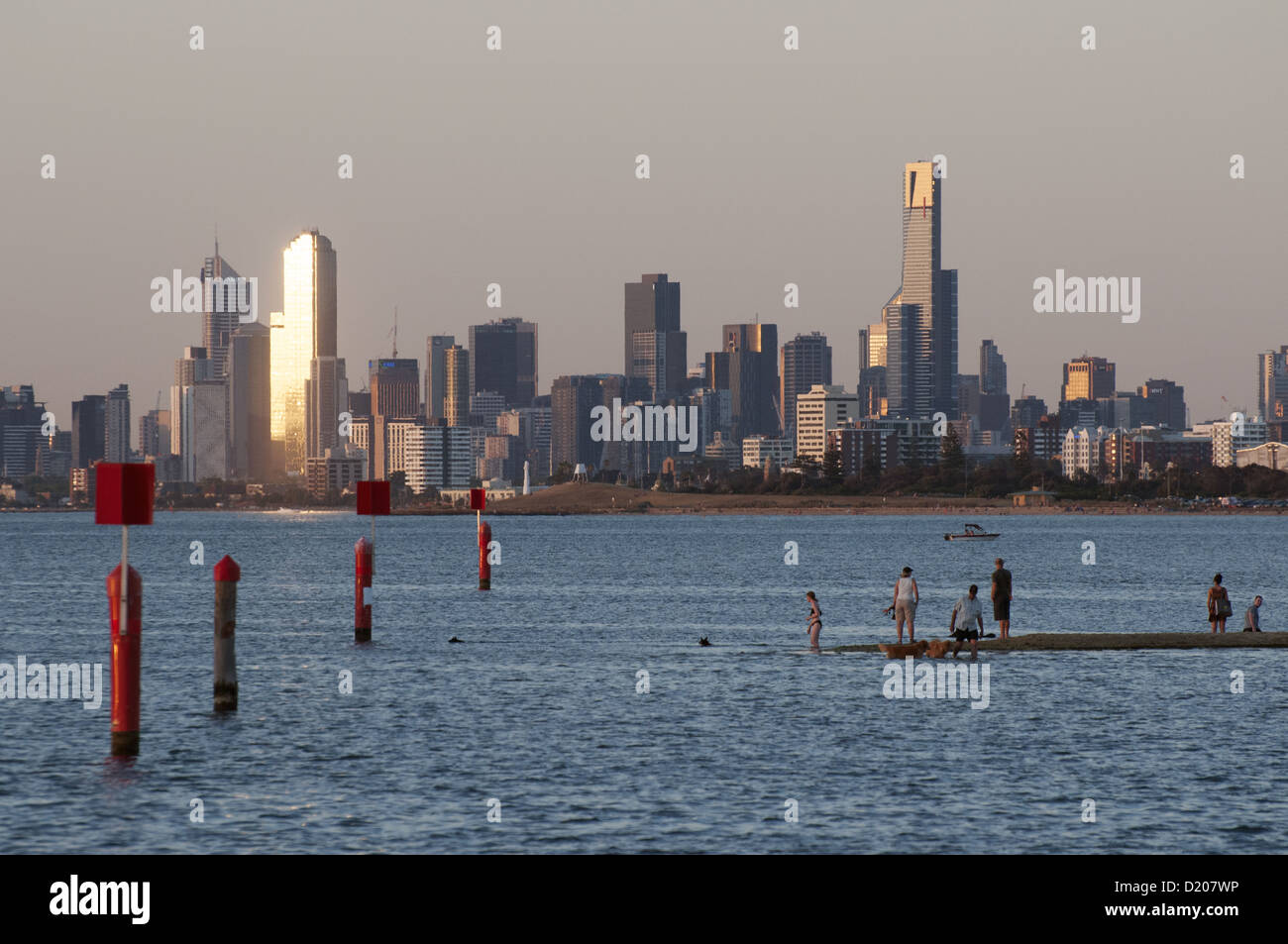 Lo skyline di Melbourne, si vede attraverso Port Phillip Bay da Brighton in una calda serata estiva Foto Stock