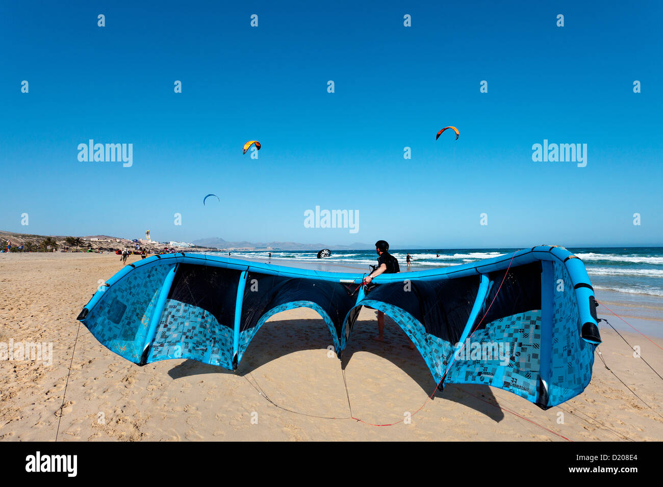 Il kite surf in spiaggia, Playa Barca, Playa de Sotavento, Fuerteventura, Isole Canarie, Spagna Foto Stock