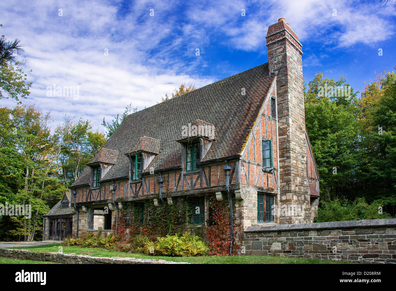 In stile tudor gatehouse trova da jordon stagno nel parco nazionale di Acadia, Maine, Stati Uniti d'America. costruito da John d. Rockefeller Foto Stock