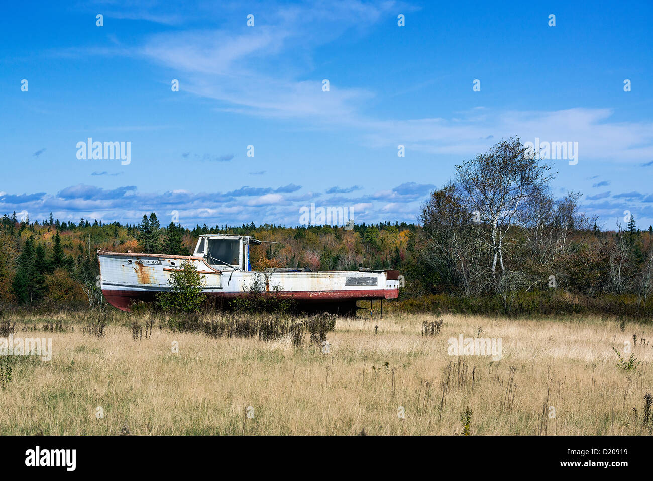 Abbandonato lobster boat in campo rurale, Maine, Stati Uniti d'America Foto Stock