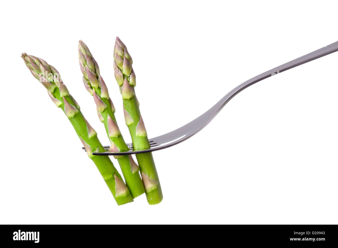 Gli asparagi spears su una forcella isolata contro uno sfondo bianco Foto Stock