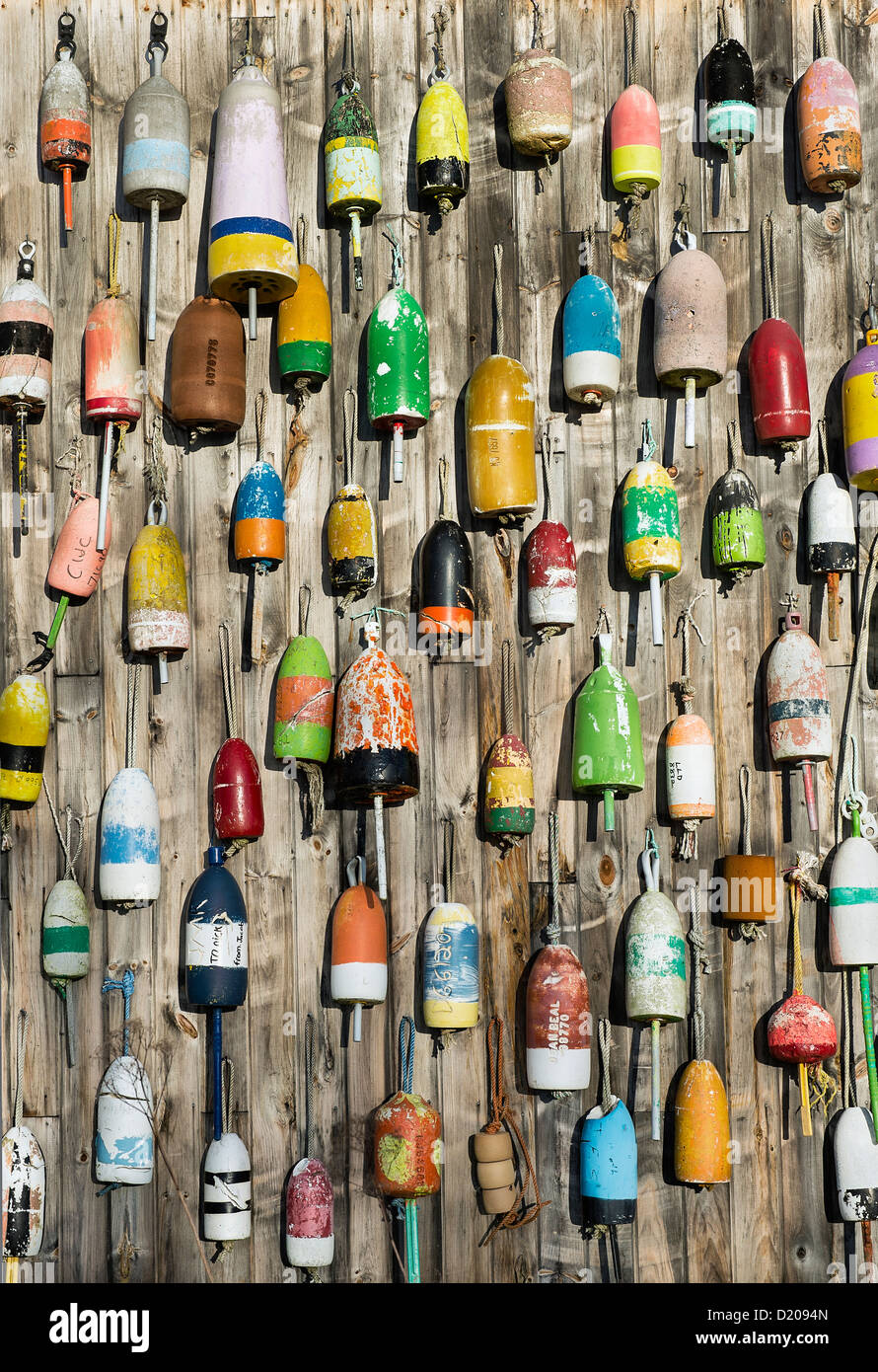 Lobster shack con colorati boe, Jonesport, Maine, Stati Uniti d'America Foto Stock