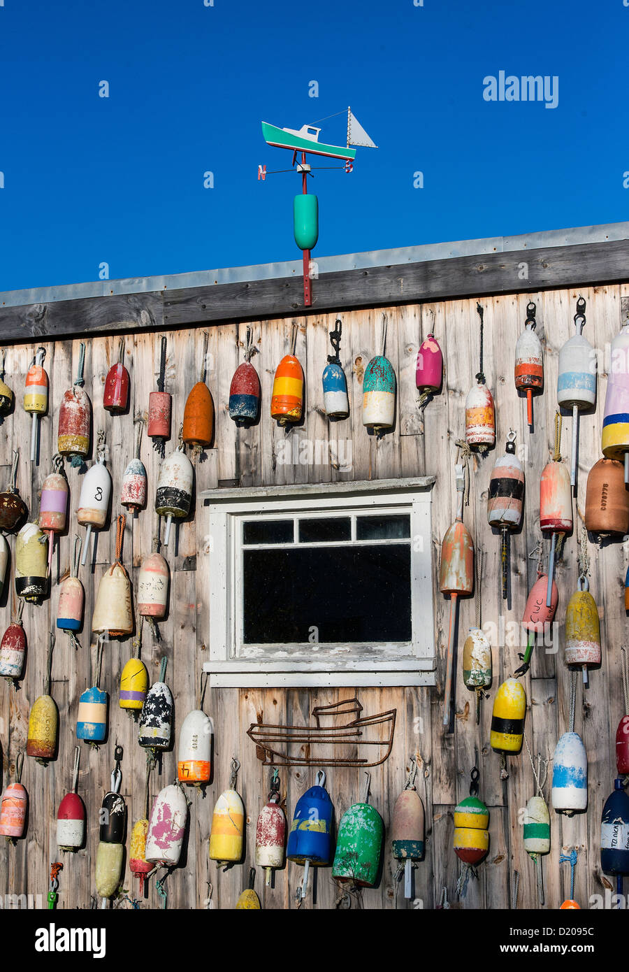 Lobster shack con colorati boe, jonesport, Maine, Stati Uniti d'America Foto Stock