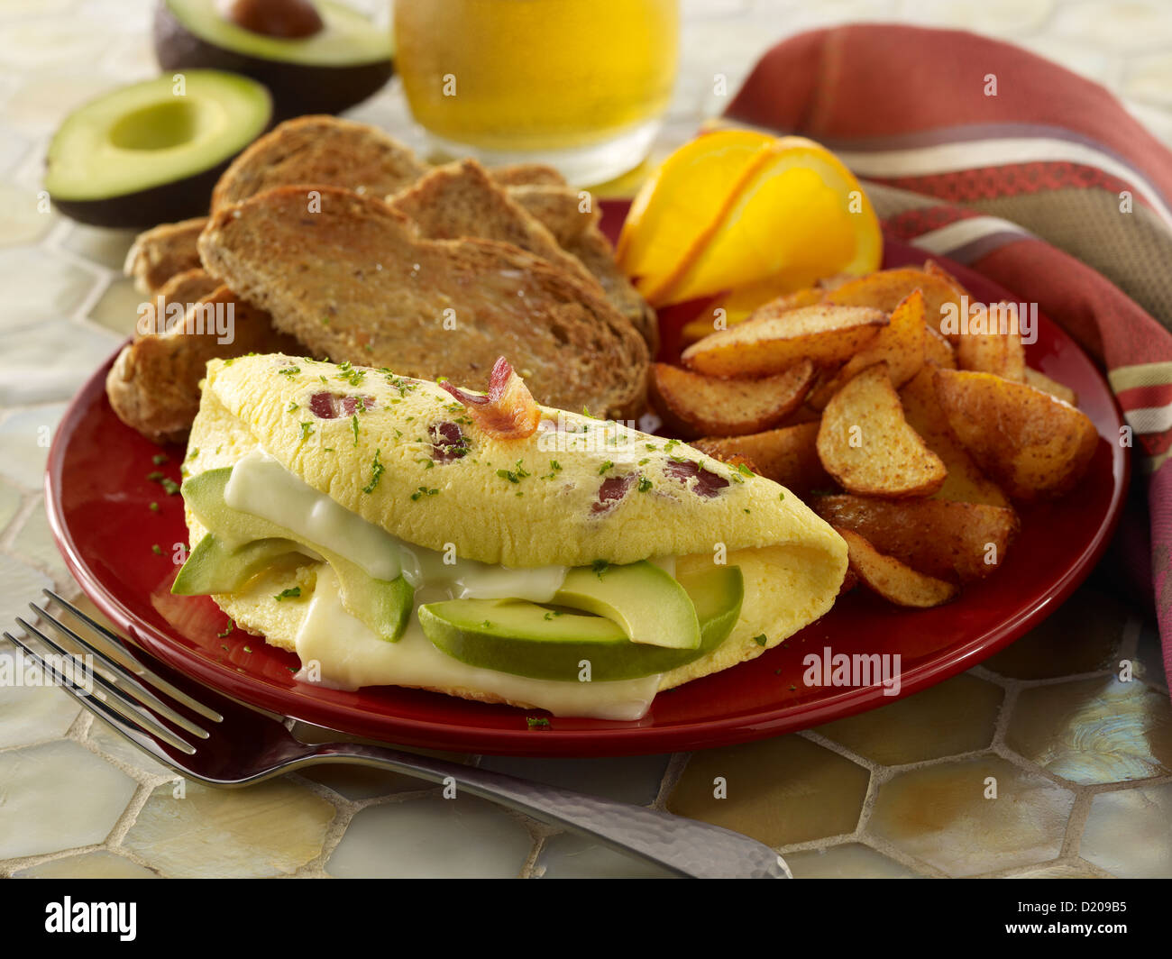 Avocado e formaggio frittata prima colazione Foto Stock