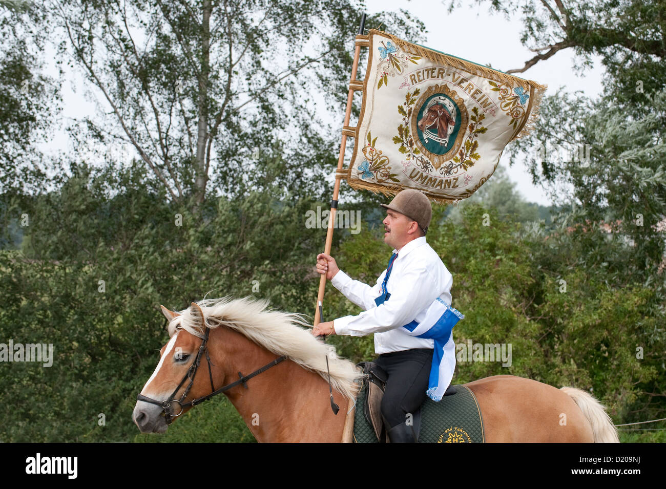 Waase, Ruegen, Germania, un uomo dal club di equitazione Ummanz in abito tradizionale Foto Stock