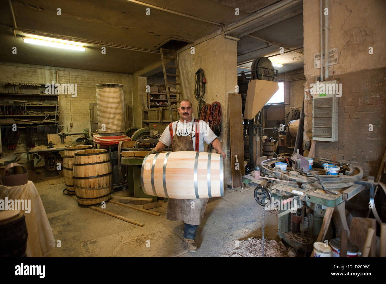 Neu Zittau, Germania, Boettchermeister Denis Merten con una quasi finito 100 litro canna Foto Stock