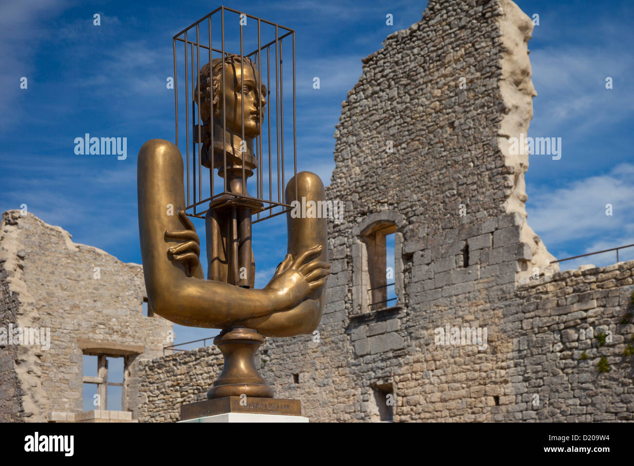 Scultura di metallo del Marchese de Sade da Alexandre Bourganov fuori Château Lacoste, Vaucluse Luberon Provence Francia Foto Stock
