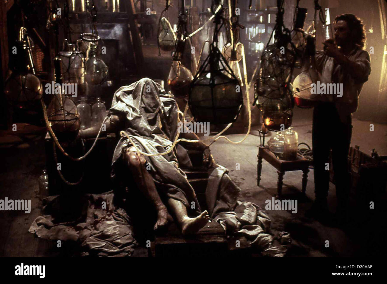 Mary Shelley Frankenstein di Mary Shelley è Frankenstein Kenneth Branagh Frankenstein (Kenneth Branagh,r) bastelt circuizione neuen Foto Stock