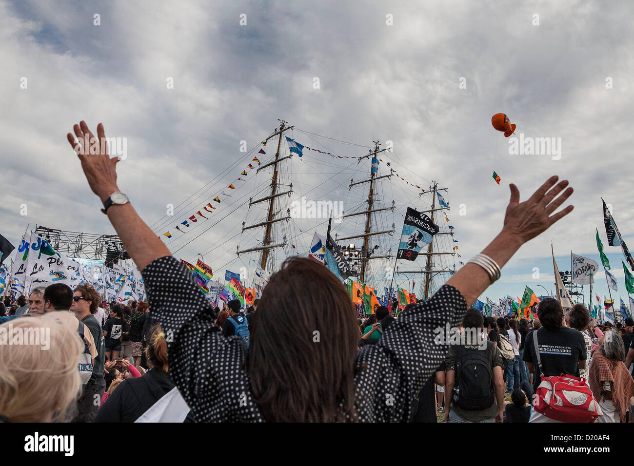 Gen 09, 2013 - Mar del Plata, Buenos Aires, Argentina - Persone allietare il ritorno del mezzo navale ARA Libertad. La fregata argentino, che è stata sequestrata in Ghana è in collegamento con un debito controversia è arrivato oggi, con l'evento che viene trasformato in un rally politico del Presidente Kirchner e una celebrazione di 'sovranità'. (Credito Immagine: © Ryan nobile/ZUMAPRESS.com) Foto Stock