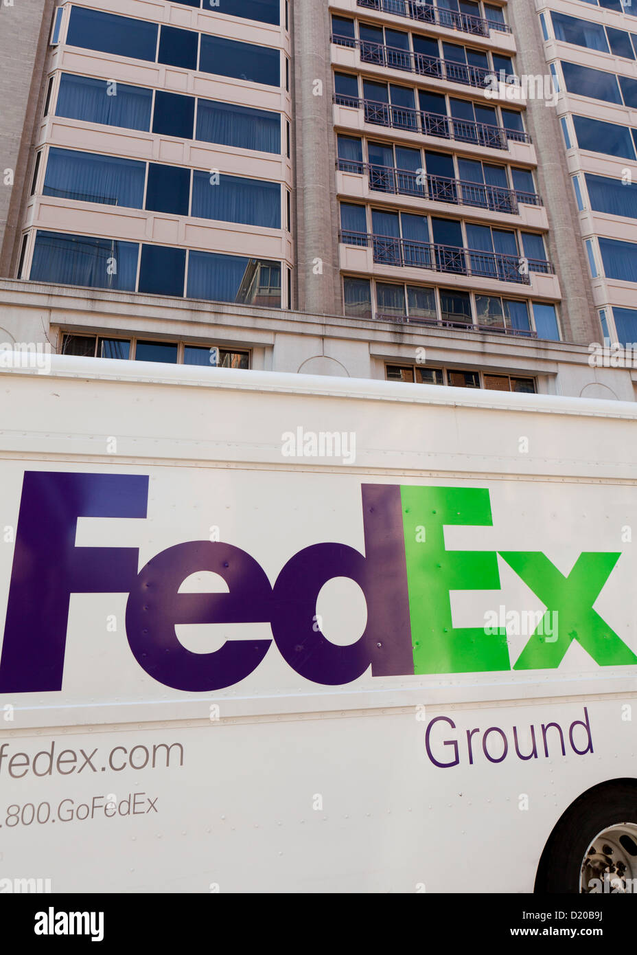 FedEx Ground consegna il carrello nella parte anteriore della torre di uffici Foto Stock