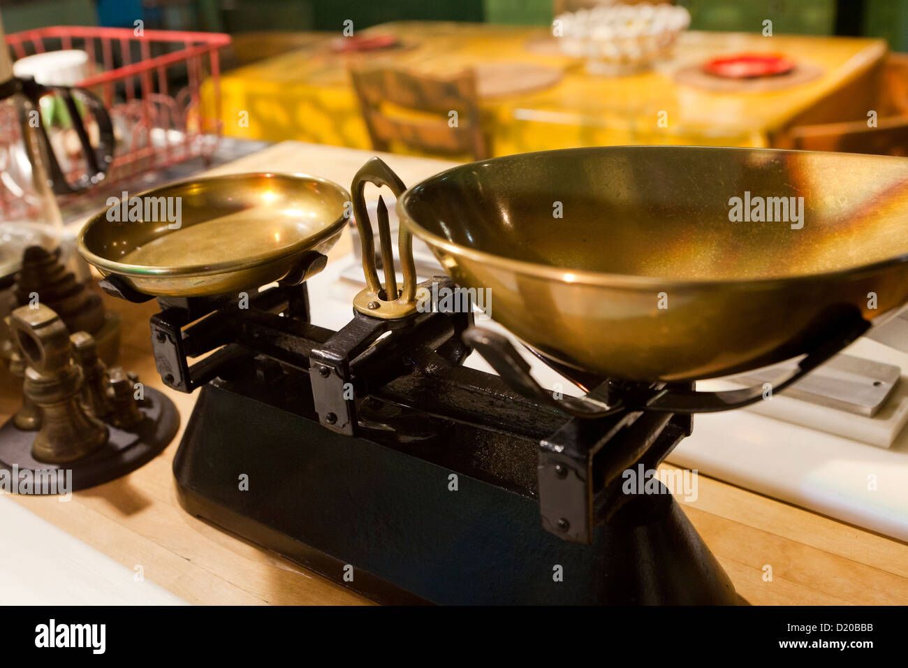 Antica bilancia in cucina Foto Stock