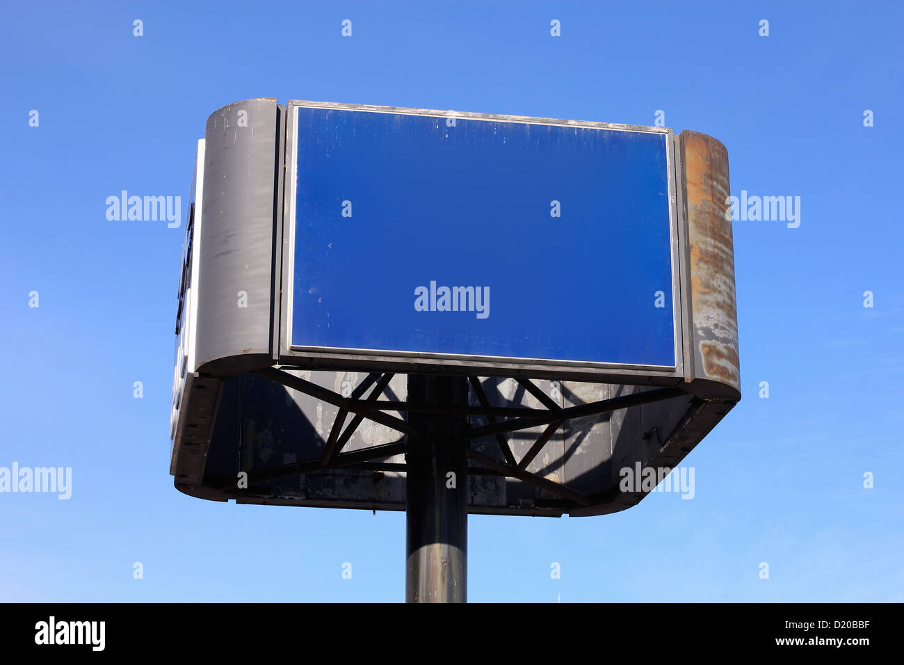 Vuoto segno blu prima di un cielo blu chiaro. Foto Stock