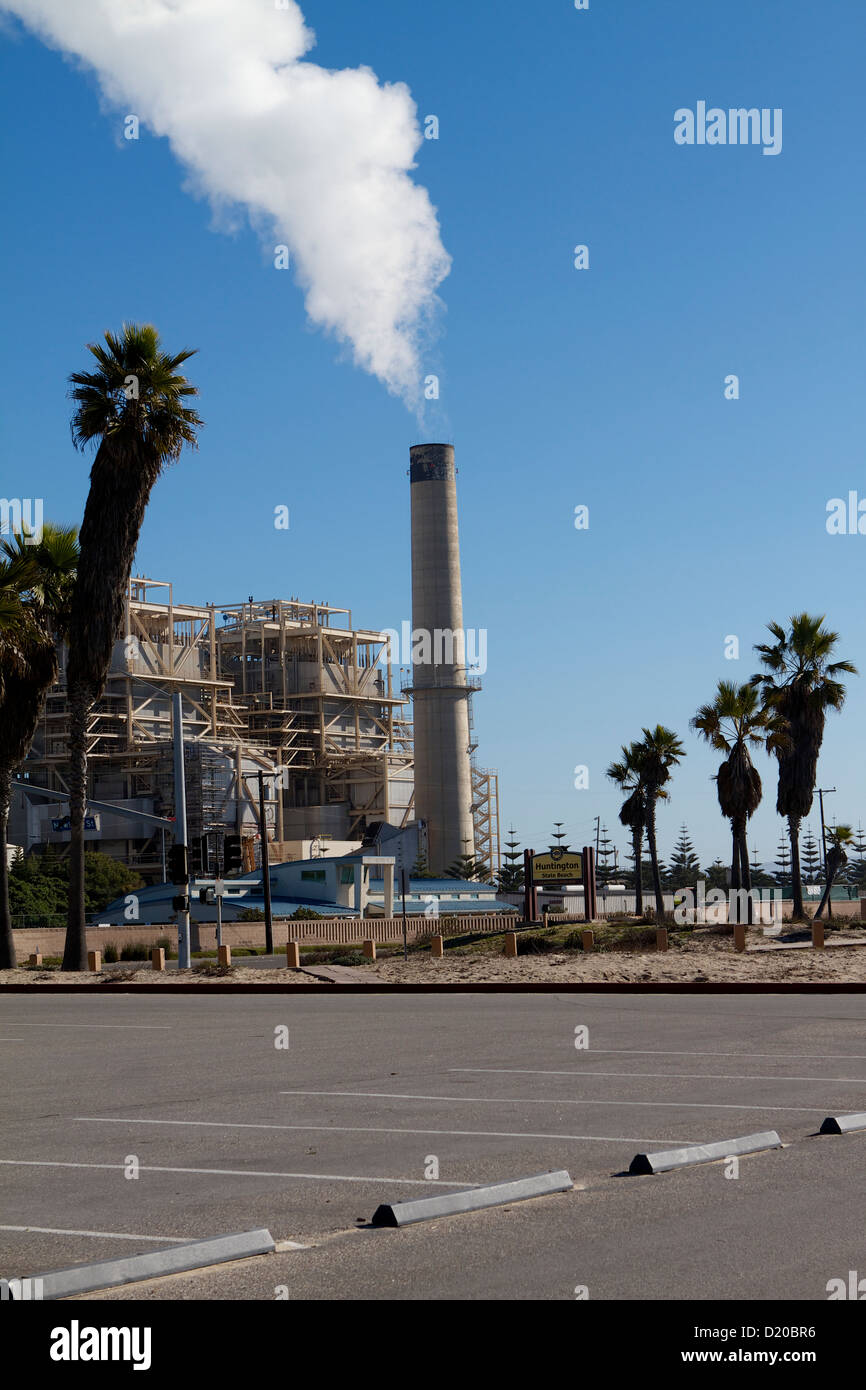 AES Huntington Beach la generazione di power Station con vapore passando da una delle sue pile Foto Stock