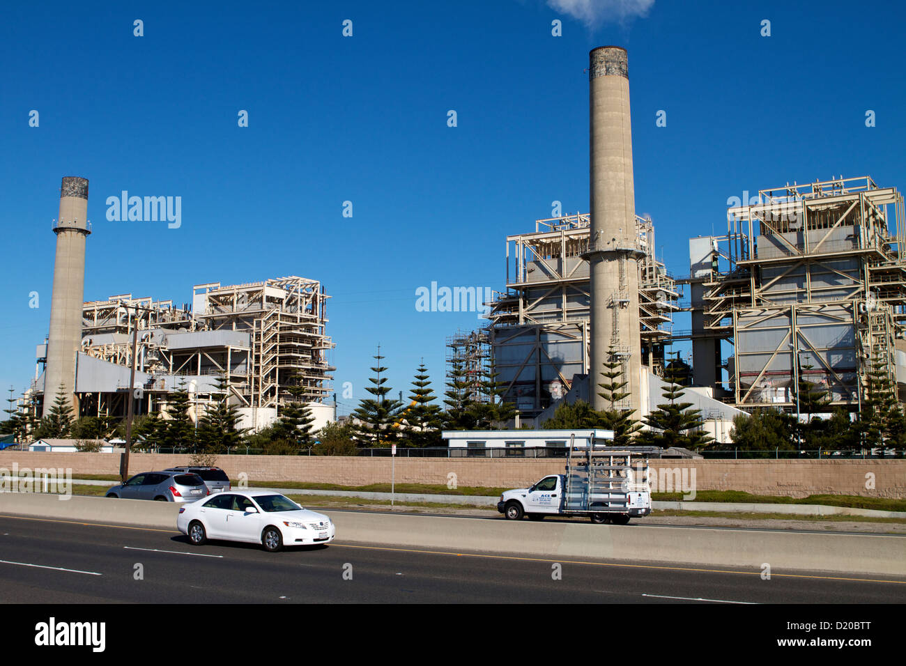 AES Huntington Beach la generazione di power Station con vapore passando da una delle sue pile Foto Stock