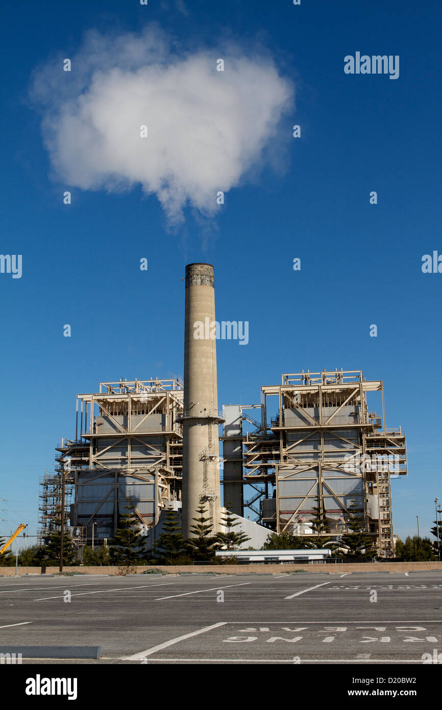 AES Huntington Beach la generazione di power Station con vapore passando da una delle sue pile Foto Stock