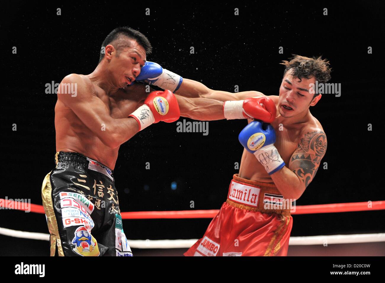 (L-R) Takashi Uchiyama (JPN), Bryan Vasquez (CRC), 31 dicembre 2012 - Pugilato : Takashi Uchiyama del Giappone colpisce Bryan Vasquez della Costa Rica durante il quarto round del WBA super piuma titolo bout in generale Ota-City palestra a Tokyo in Giappone. (Foto di Hiroaki Yamaguchi/AFLO) Foto Stock