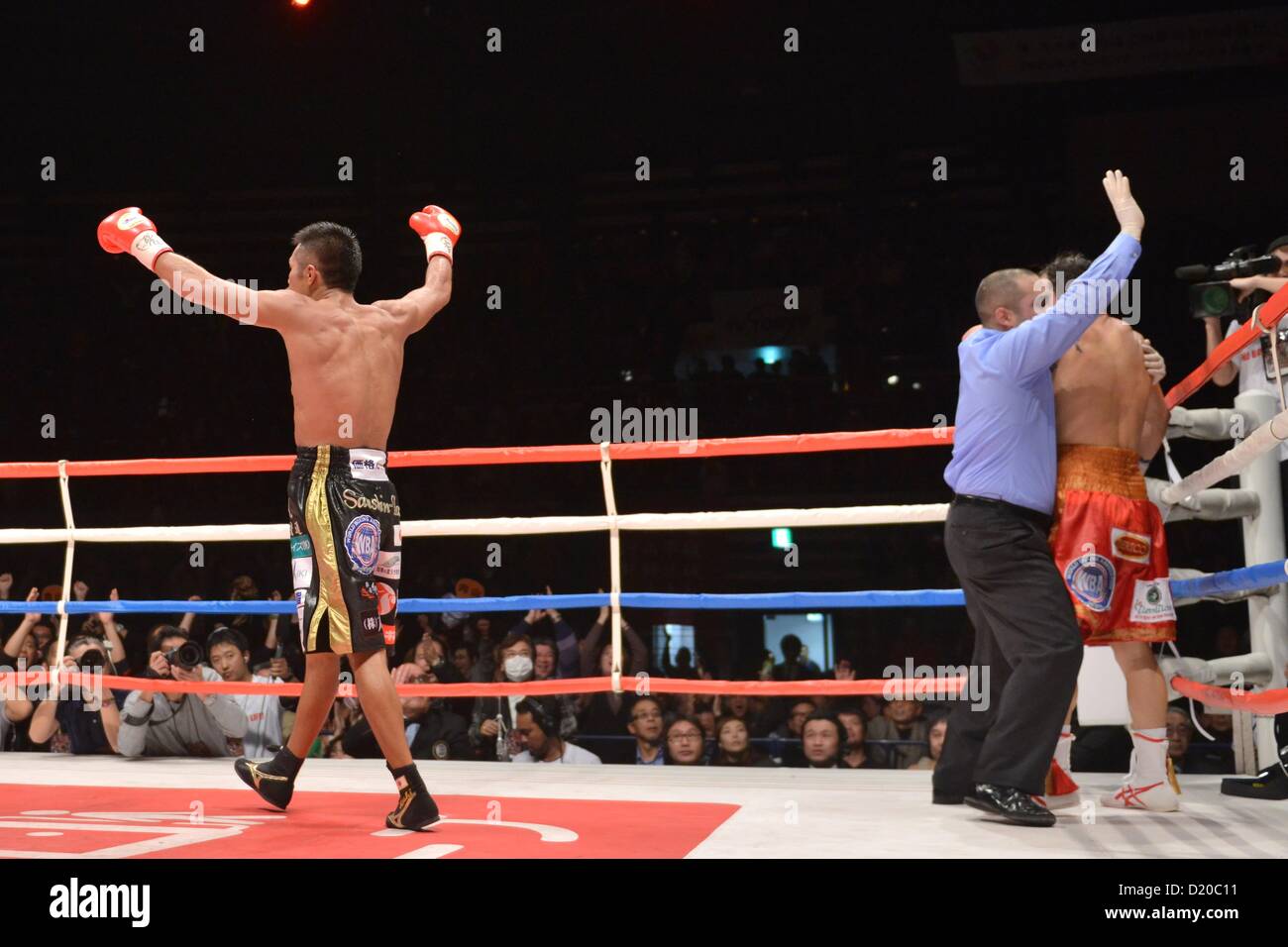 (L-R) Takashi Uchiyama (JPN), Bryan Vasquez (CRC), 31 dicembre 2012 - Pugilato : Takashi Uchiyama del Giappone festeggia il suo ottavo round TKO vittoria su Bryan Vasquez della Costa Rica come l'Arbitro interrompe la lotta durante la WBA super piuma titolo bout in generale Ota-City palestra a Tokyo in Giappone. (Foto di Hiroaki Yamaguchi/AFLO) Foto Stock