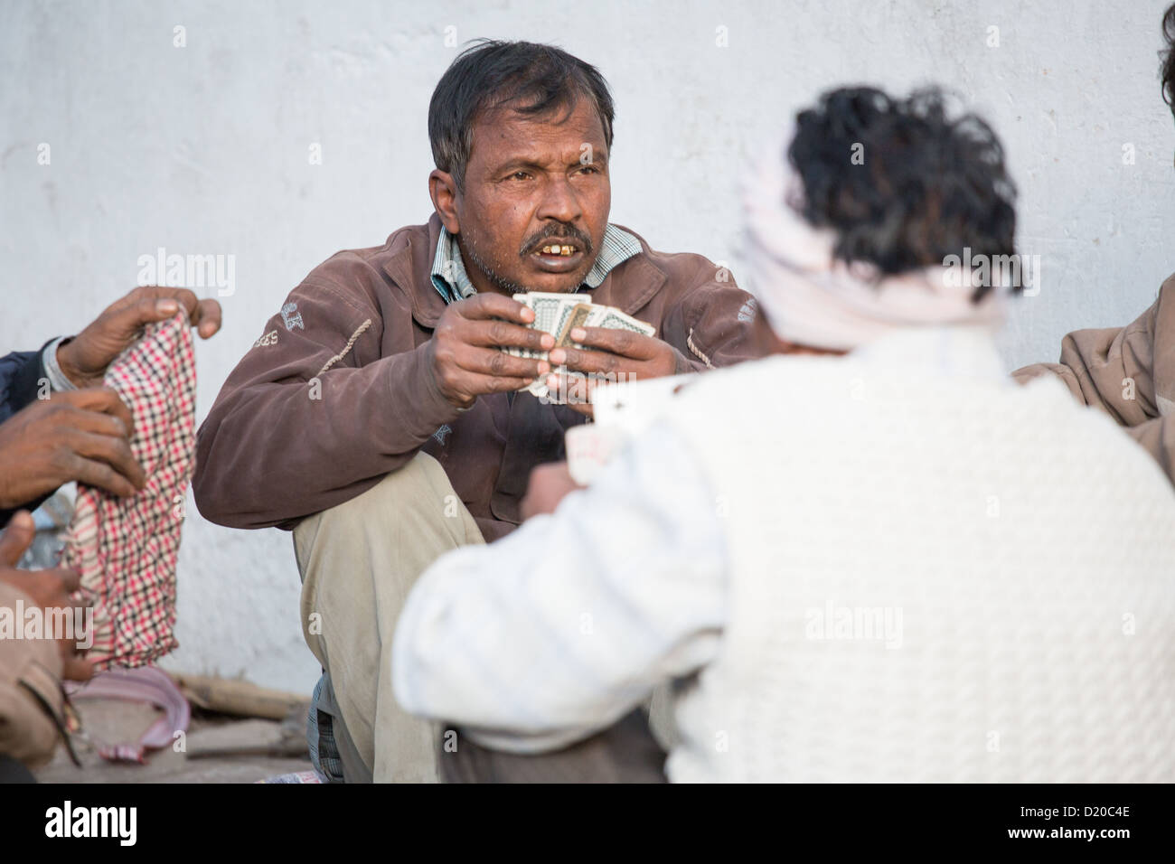 Gli uomini le carte da gioco in Delhi, India Foto Stock