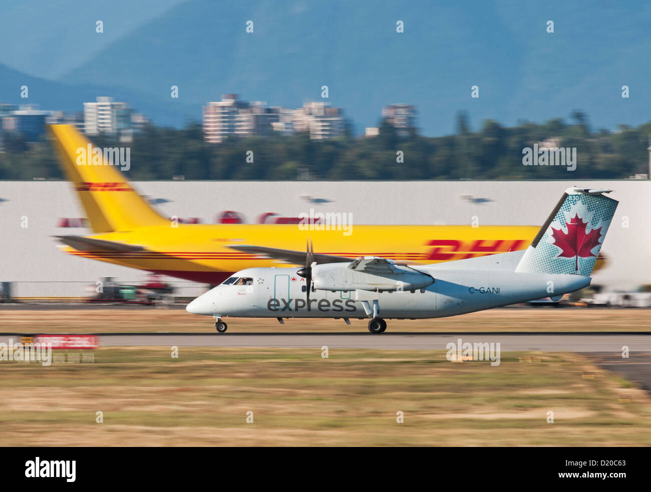 Un Air Canada Express (Jazz aria) Dash-8 in decollo dall'Aeroporto Internazionale di Vancouver. Foto Stock