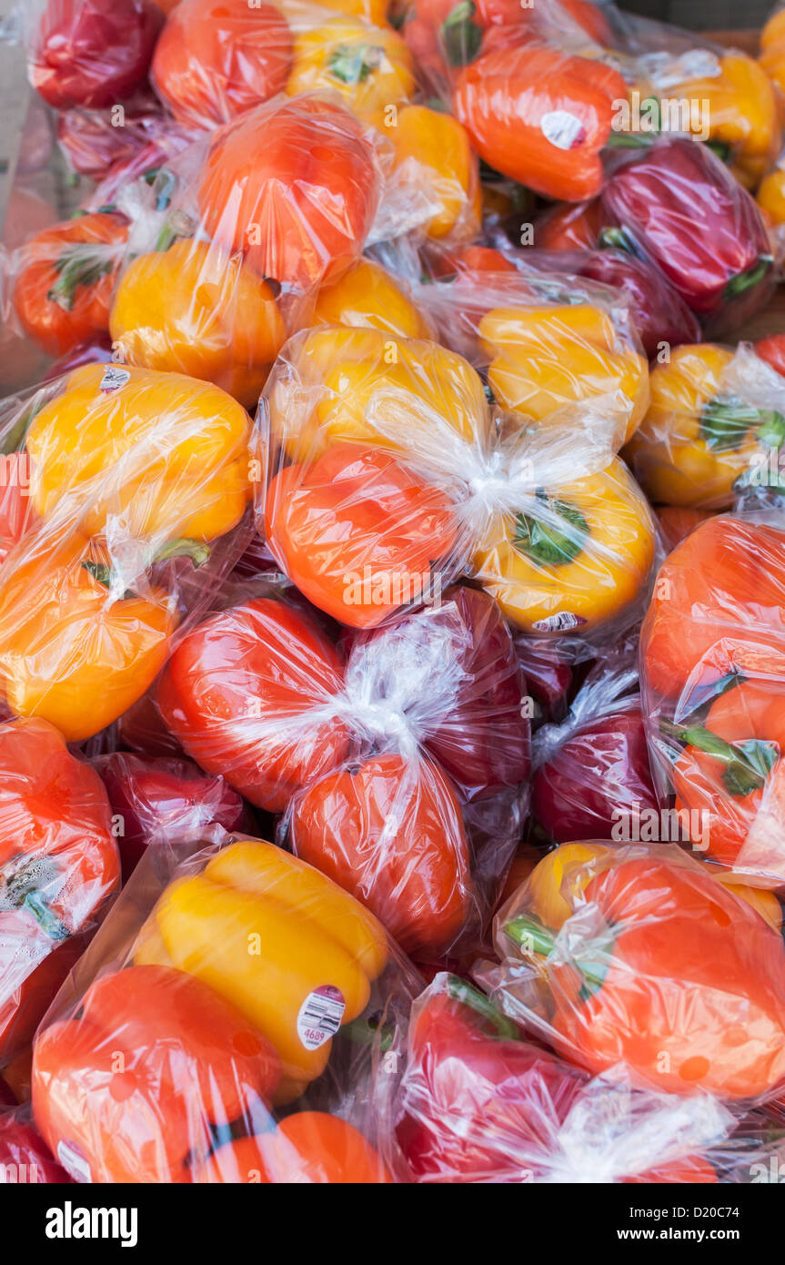 Fresche dolci peperoni pre-confezionato in sacchetti di plastica. Foto Stock