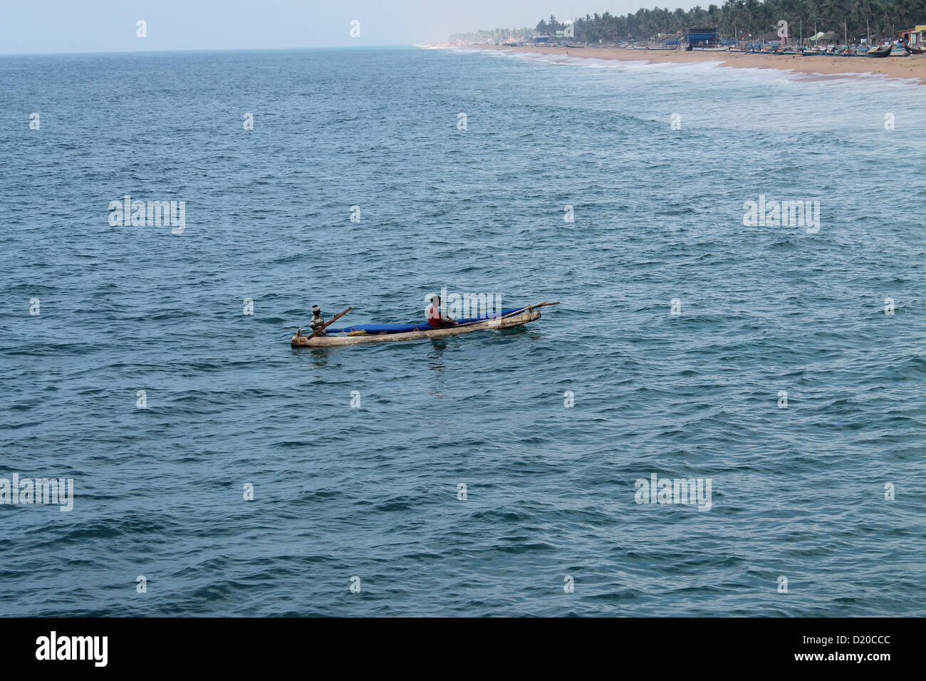 I pescatori la vela torna a riva in un catamarano Foto Stock