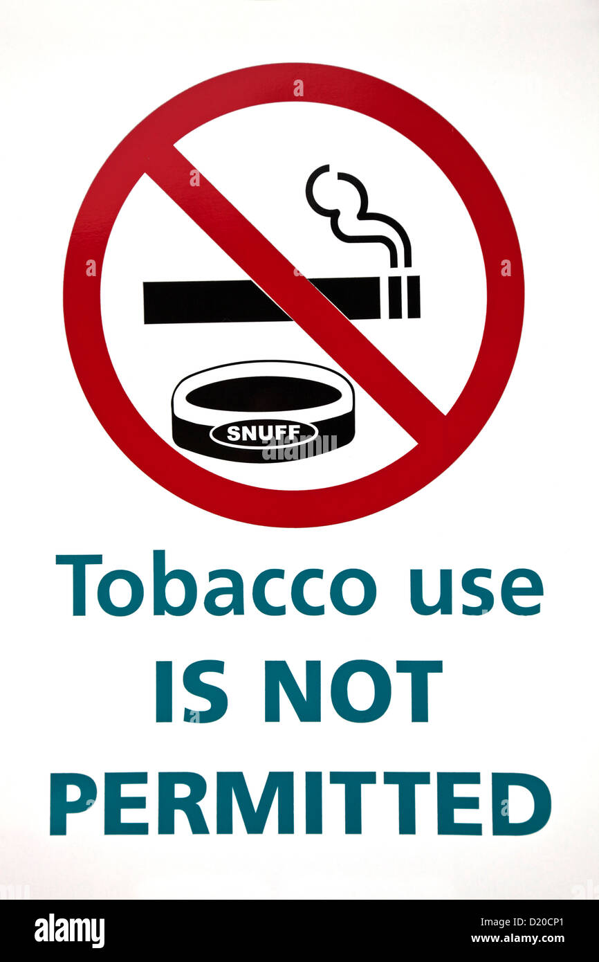 Uso di tabacco non è consentito firmare su uno sfondo bianco. Foto Stock