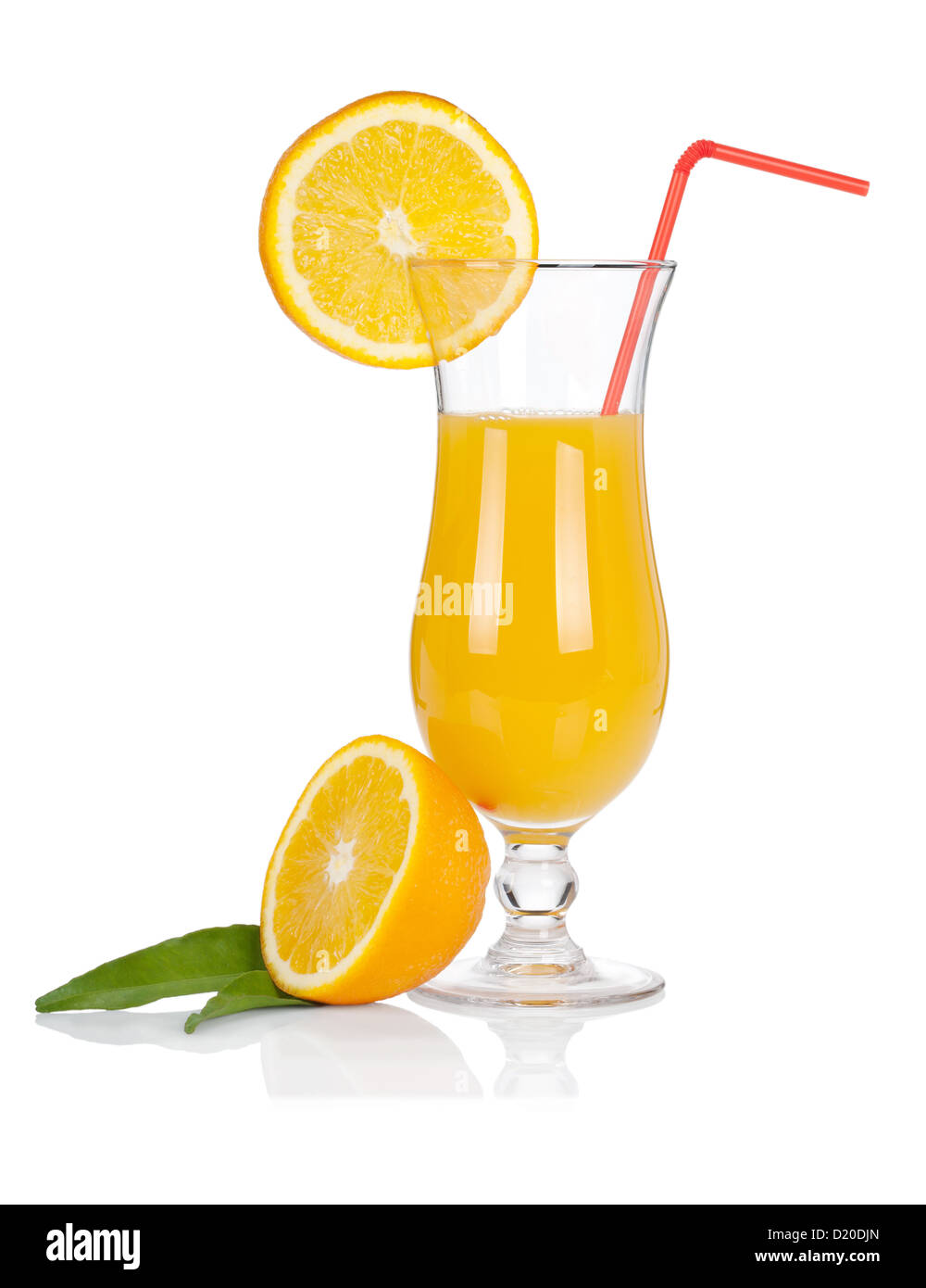 Uragano coctail di vetro con succo di arancia e fetta d'arancia isolati su sfondo bianco Foto Stock