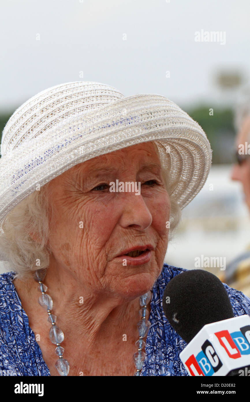 Dame Vera Lynn essendo intervistato da radio LBC a Biggin Hill Airshow di Foto Stock