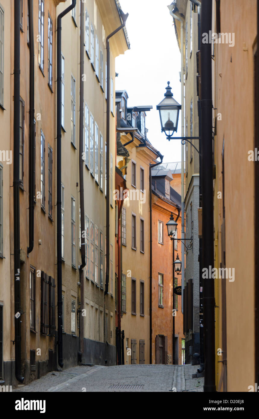 Strada di ciottoli nella città vecchia di Stoccolma, in Svezia, in Scandinavia, Europa Foto Stock