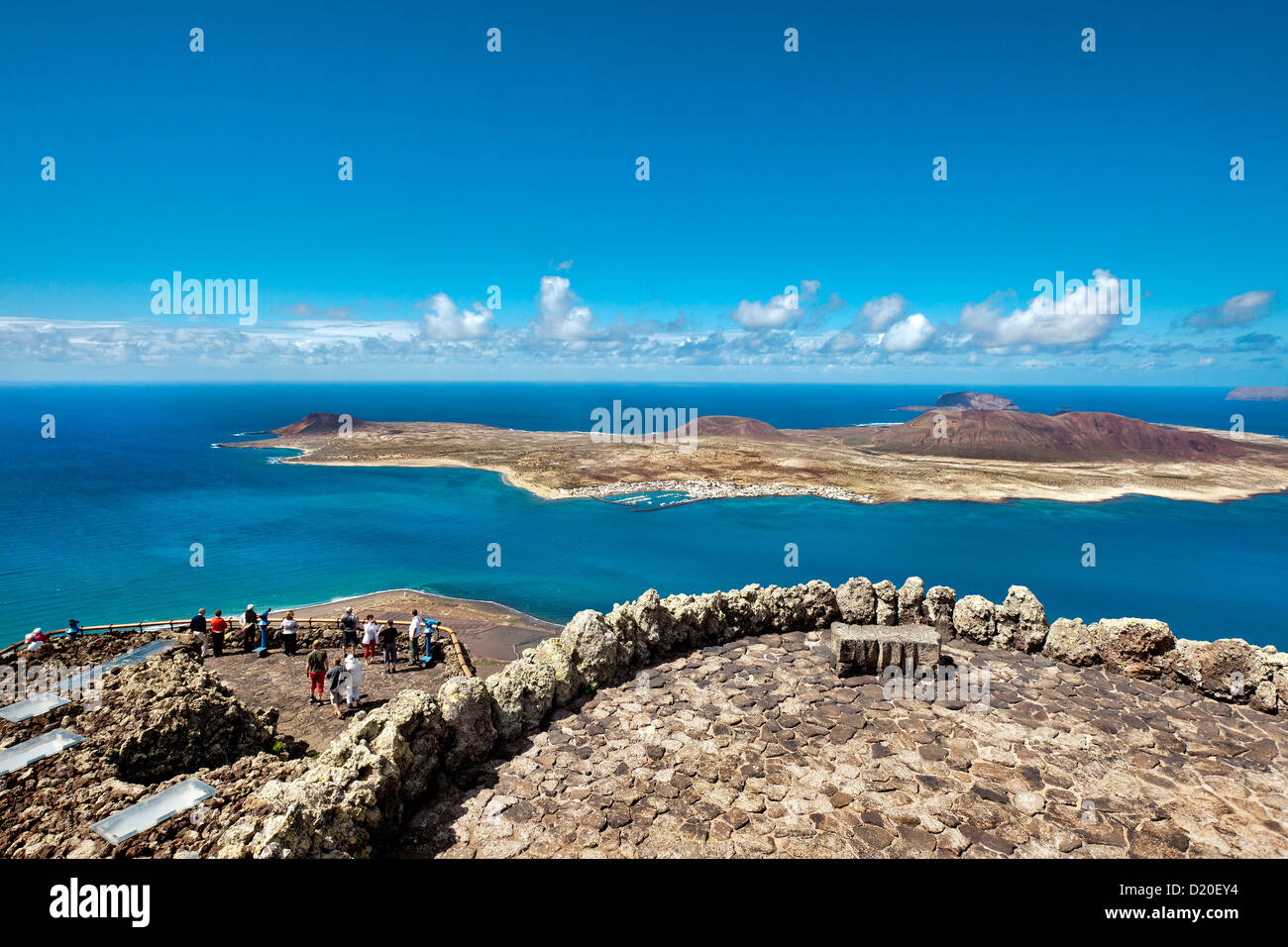 La vista dal ristorante e dal punto di vista, Mirador del Rio, architetto Cesar Manrique, Lanzarote, Isole Canarie, Spagna, Europa Foto Stock