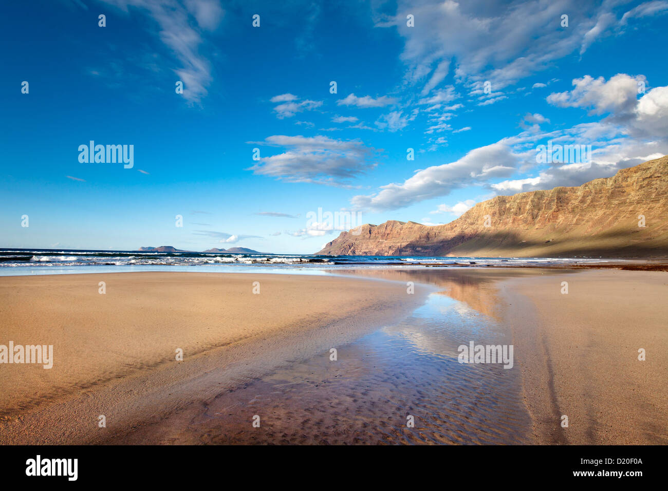 Spiaggia di Playa de Famara, mountain range Risco de Famara, Lanzarote, Isole Canarie, Spagna, Europa Foto Stock