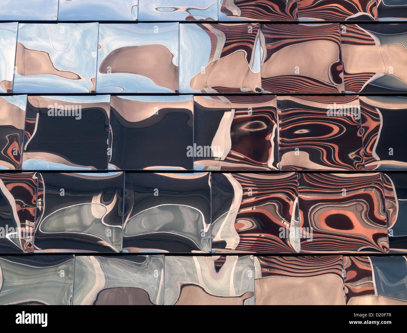 Abstract riflessioni in acciaio inossidabile lucido rivestimento in piastrelle su Showcase Cinema, Highcross Leicester, Regno Unito Foto Stock