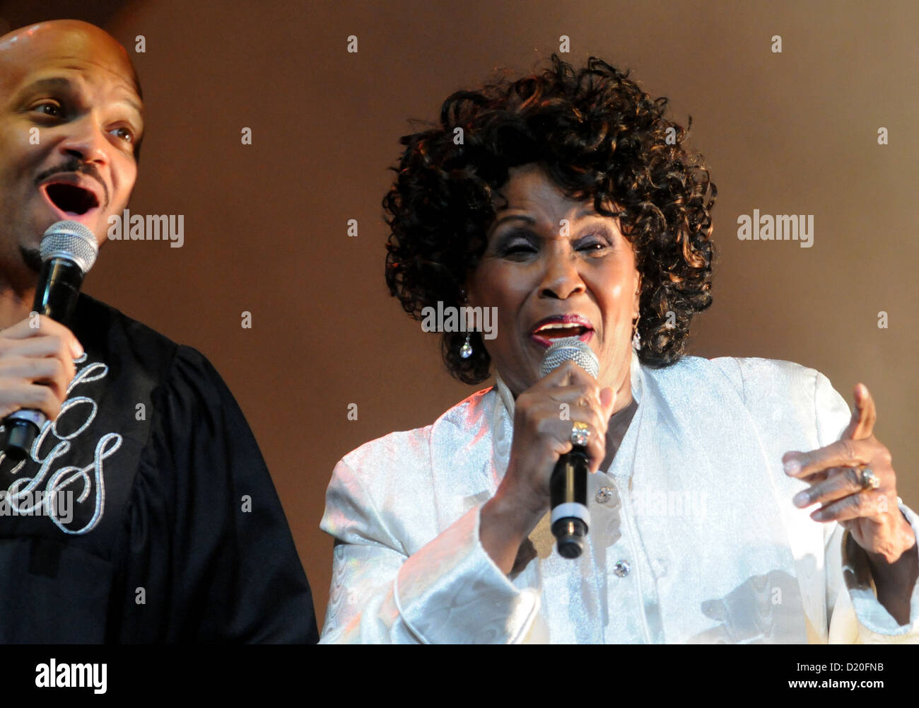 Noi vangelo cantante regina Ester esegue midollo durante il suo concerto accompagnato da Harlem Gospelsingers, a Duesseldorf in Germania, 5 gennaio 2013. Foto: Horst Ossinger Foto Stock