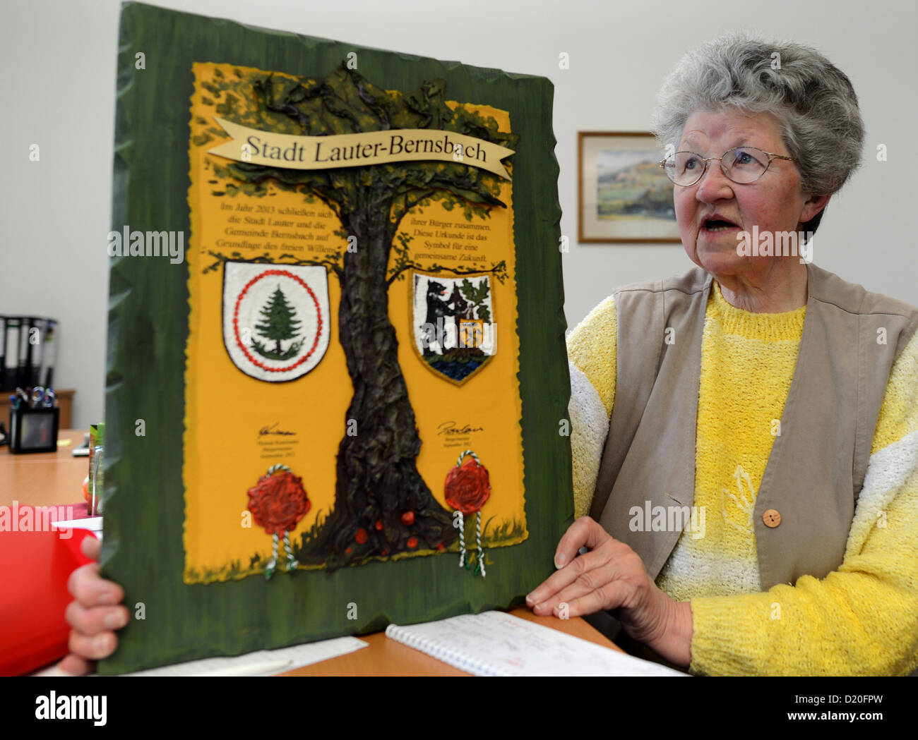 77 enne sindaco Anneliese Scherzer si siede con il documento di unificazione di Lauter e Bernsbach presso il suo ufficio in municipio in Lauter, Germania, 09 gennaio 2013. Lei sarà in ufficio per dieci giorni solo fino a quando il consiglio della città di Bernsbach-Lauter costituisce itseld. Il codice comunale dice che fino ad allora il membro più anziano del consiglio dovrebbero agire come sindaco. Foto: Hendrik Schmidt Foto Stock