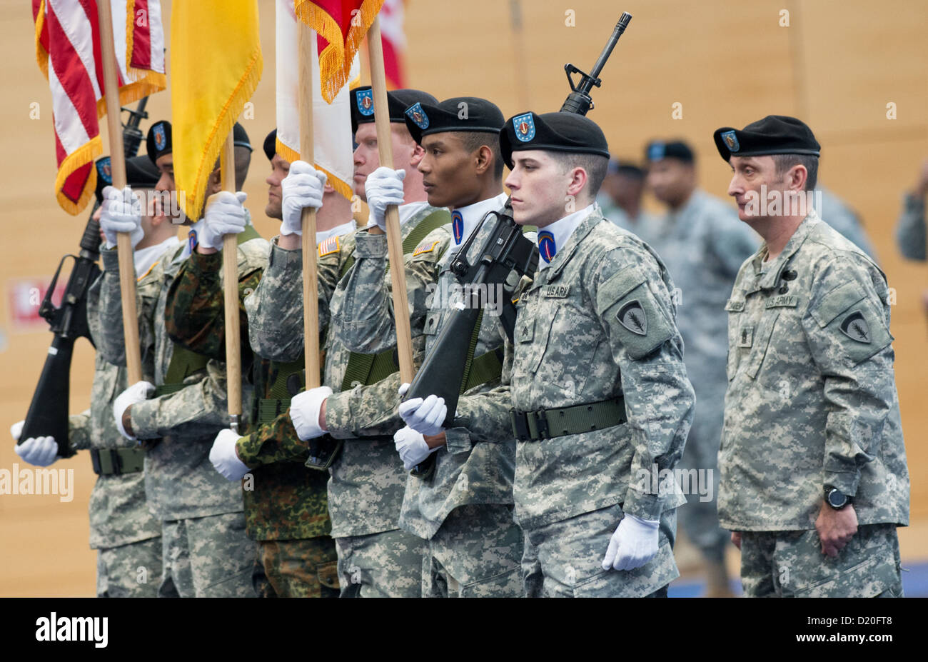 Tenente generale Donald M. Campbell (non raffigurata) assume il comando a US Army Airfield in Wiesbaden, Germania, 09 gennaio 2013. I soldati di stand per l'attenzione con le bandiere durante il handover hte cerimonia. Campbell è ora il comandante del US Army forze in Europa. Circa 40.000 soldati servire sotto il suo comando. Foto: Boris Roessler Foto Stock