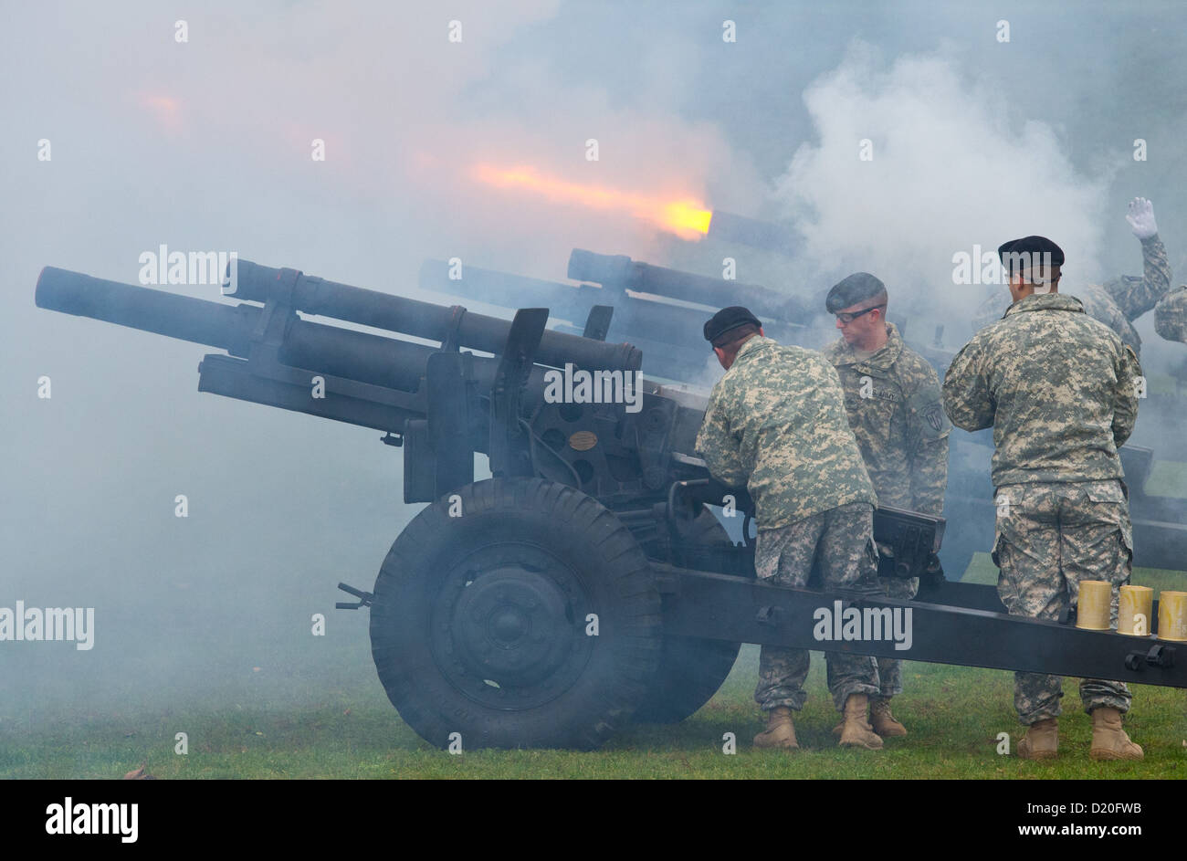 I soldati USA dare la pistola saluta in occasione dell'assunzione del comando dal tenente generale Donald M. Campbell jr all'US Army Airfield in Wiesbaden, Germania, 09 gennaio 2013. Campbell è ora il comandante generale degli Stati Uniti Esercito europeo. Foto: BORIS ROESSLER Foto Stock