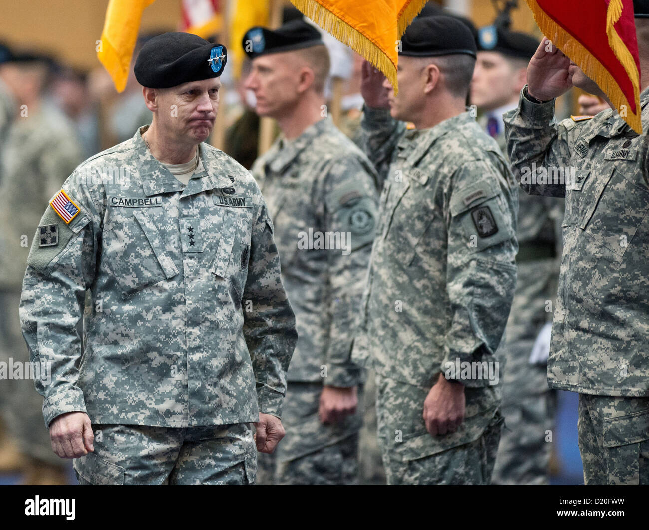 Il tenente generale Donald M. Campbell jr (L) assume il comando all'US Army Airfield in Wiesbaden, Germania, 09 gennaio 2013. Campbell è ora il comandante generale degli Stati Uniti Esercito europeo. Foto: BORIS ROESSLER Foto Stock