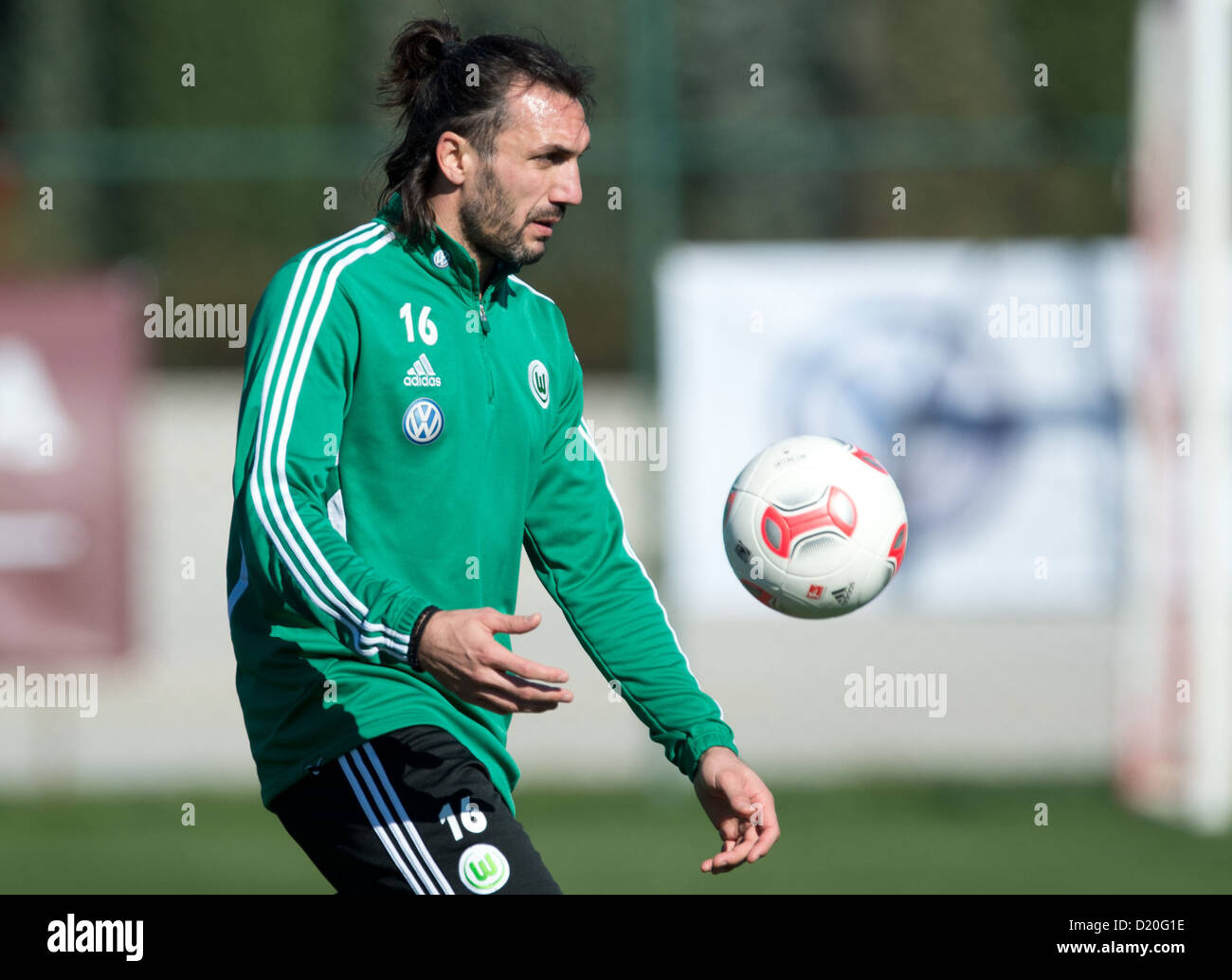 Player Sotirios Kyrgiakos della Bundesliga club di calcio VfL Wolfsburg gioca la palla durante una sessione di formazione in Belek, Turchia, 08 gennaio 2013. VfL Wolfsburg è utilizzando th ewinter break per contenere un campo di addestramento in Turchia. Foto: Soeren Stache Foto Stock