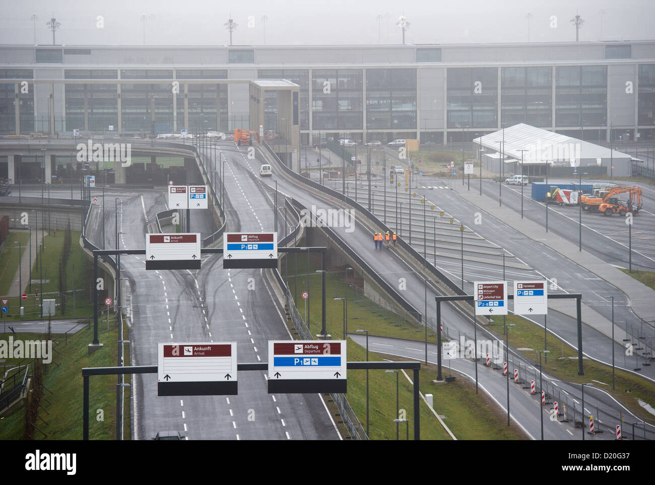 Vista del nuovo aeroporto di Berlino Berlin Brandenburg Willy Brandt (BER) durante la noiosa meteo Schoenefeld, Germania, 09 gennaio 2013. Il nuovo aeroporto non verranno aperti prima del 2014. Foto: PATRICK PLEUL Foto Stock