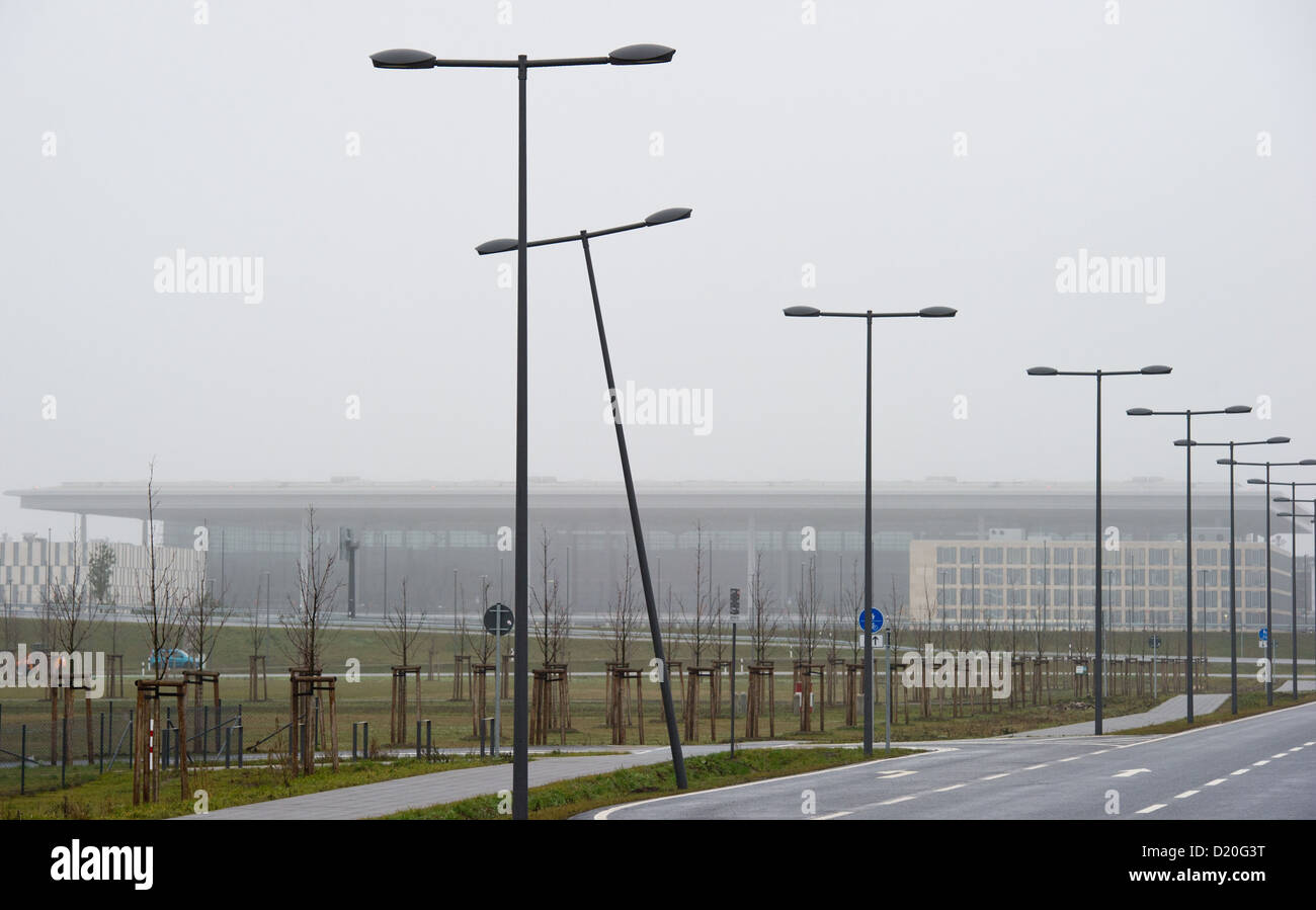 Una lanterna è storta presso il nuovo aeroporto di Berlino Berlin Brandenburg Willy Brandt (BER) durante la noiosa meteo Schoenefeld, Germania, 09 gennaio 2013. Il nuovo aeroporto non verranno aperti prima del 2014. Foto: PATRICK PLEUL Foto Stock