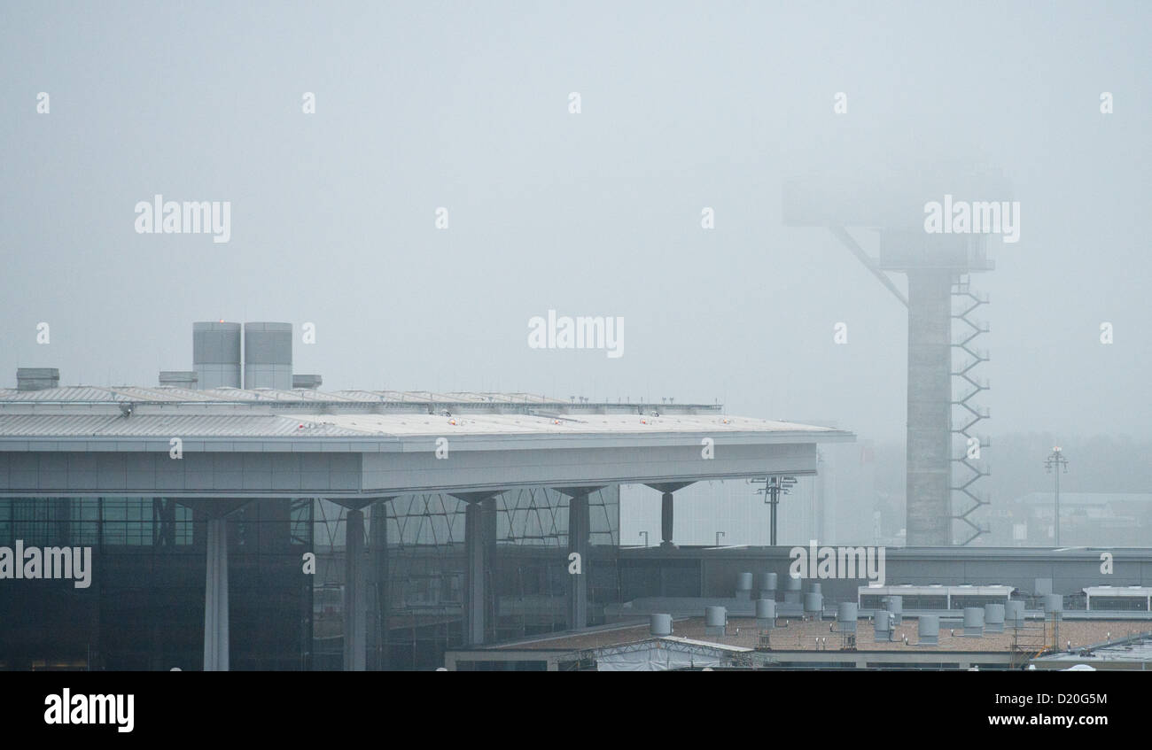 Vista del nuovo aeroporto di Berlino Berlin Brandenburg Willy Brandt (BER) durante la noiosa meteo Schoenefeld, Germania, 09 gennaio 2013. Il nuovo aeroporto non verranno aperti prima del 2014. Foto: PATRICK PLEUL Foto Stock