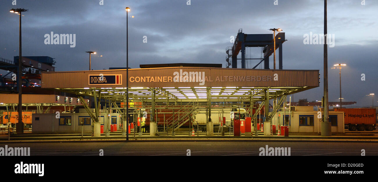 Il container terminal Altenwerder (CTA) è visto nel porto di Amburgo, Germania, 28 novembre 2012. Foto Stock