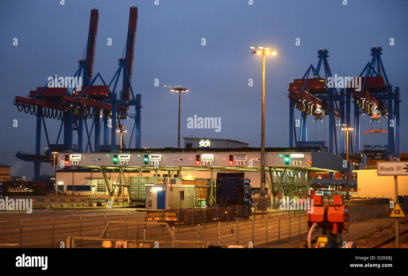 Il container terminal Altenwerder (CTA) è visto nel porto di Amburgo, Germania, 28 novembre 2012. Foto Stock