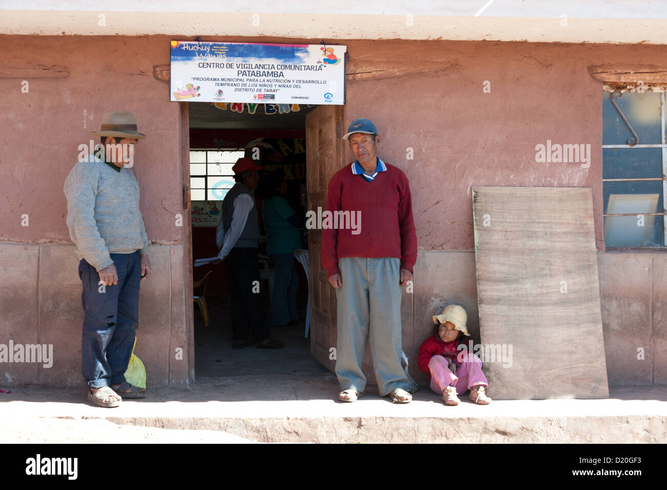 I bambini piccoli sono chiamati 'Huchuy wawas' in Quechua. Per i bambini il piano del fondo del Perù ha istituito centri in tutte le aree del programma per lo sviluppo della prima infanzia. La malnutrizione cronica qui potrebbe essere ridotto fino a due terzi. Foto Stock