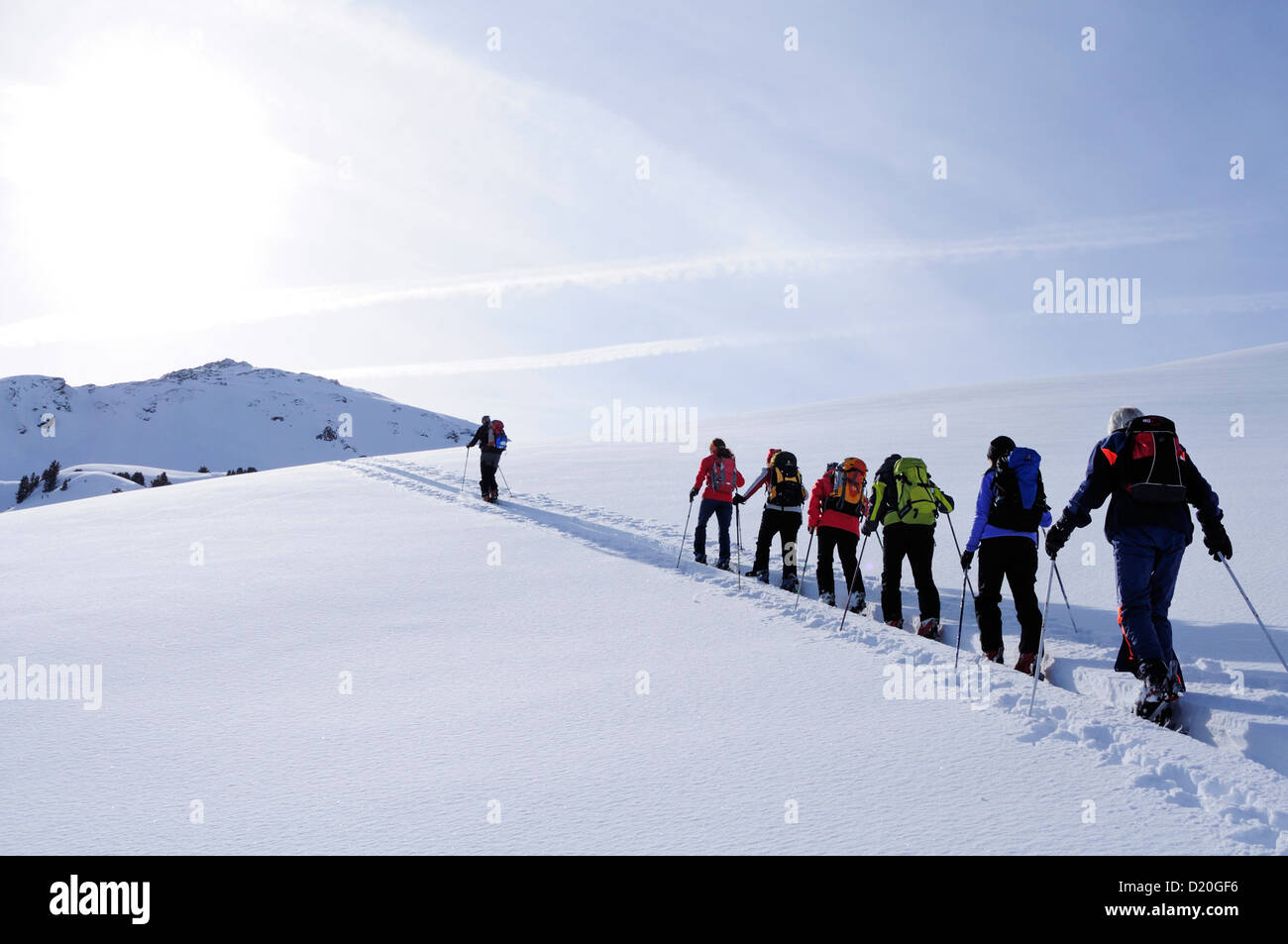 Gruppo di persone sci backcountry, crescente a Pallspitze, Pallspitze, Langer Grund, Kitzbuehel Alpi, Tirolo, Austria Foto Stock